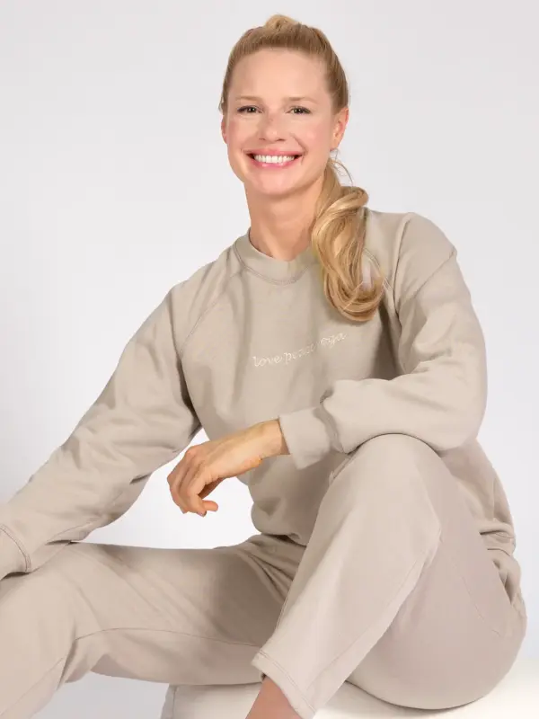 sweater-bella3 MAGADI Sweater Bella Taupe mit Love Peace Yoga
